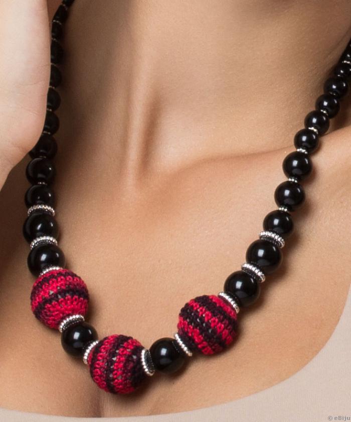 Colier "Folcloric Feel" din perle roşii-negre croşetate
