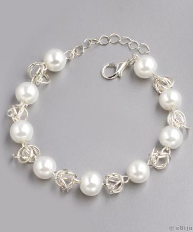 Brăţară din perle de sticlă albe, cu noduri metalice