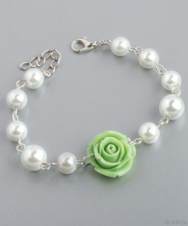 Brăţară din perle de sticlă albe cu un trandafir verde deschis