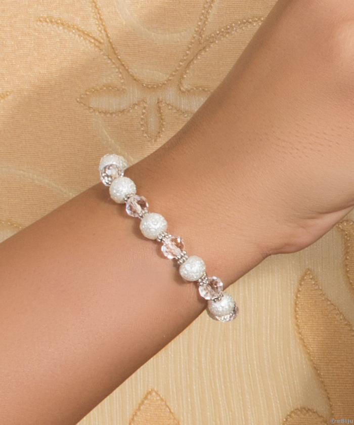 Brăţară din perle de sticlă albe gofrate, cu cristale