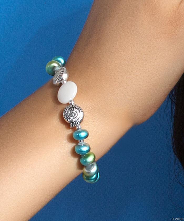 Brăţară din sidef alb, cu perle de sticlă verzi-albastre