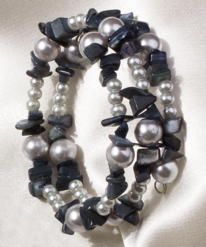 Brăţară spirală din perle de sticlă şi chips de sidef