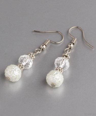 Cercei din perle de sticlă albe, cu cristale