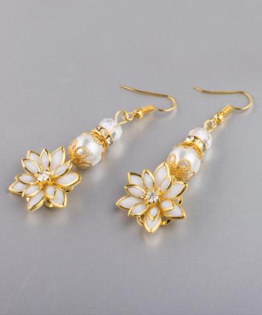Cercei floare metalică alb-aurie şi perle albe