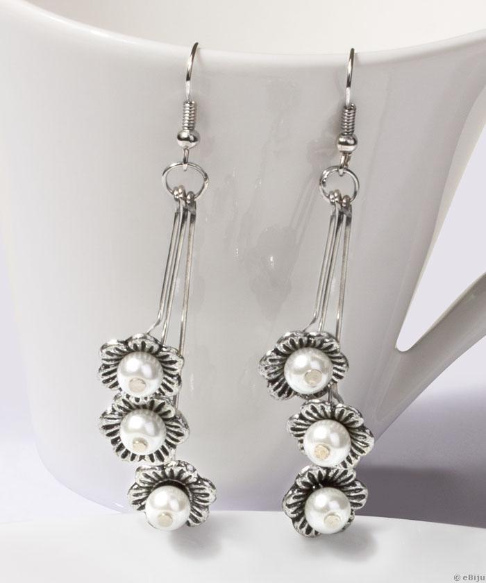 Cercei floricele argintii cu perle de sticla albe