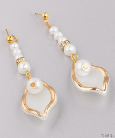 Cercei perle de sticlă albe şi petale alb-auriu
