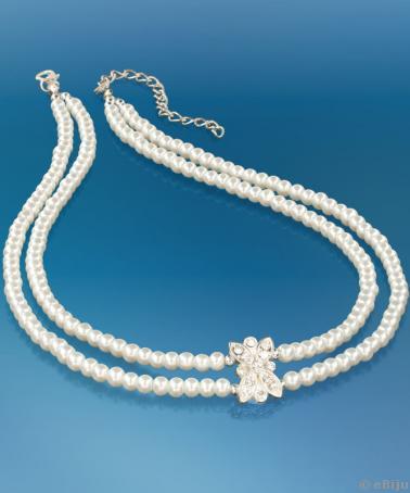 Colier alb din perle de sticla cu floare din metal argintiu