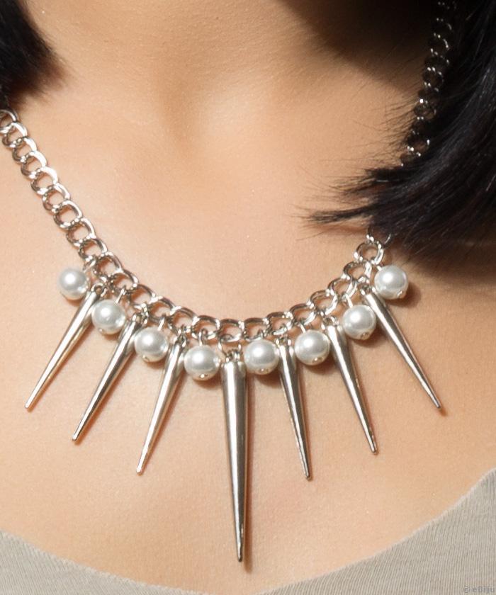 Colier din lanţ argintiu, dublu, cu ţepi şi perle
