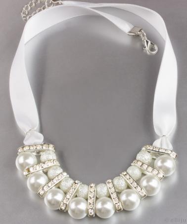 Colier din perle de sticlă albe simple şi gofrate, cu satin