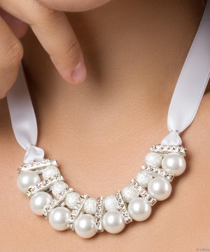 Colier din perle de sticlă albe simple şi gofrate, cu satin