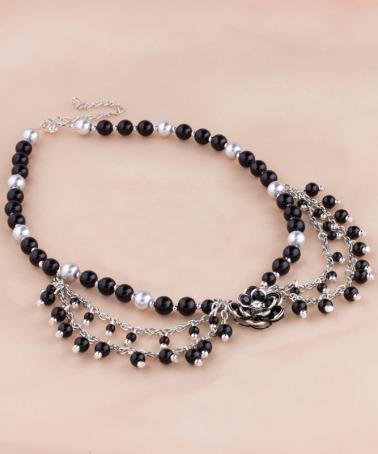 Colier în formă de guler din perle de sticlă negre şi gri deschis