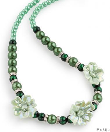 Colier verde cu flori din portelan, cu perle de sticla de diferite nuante