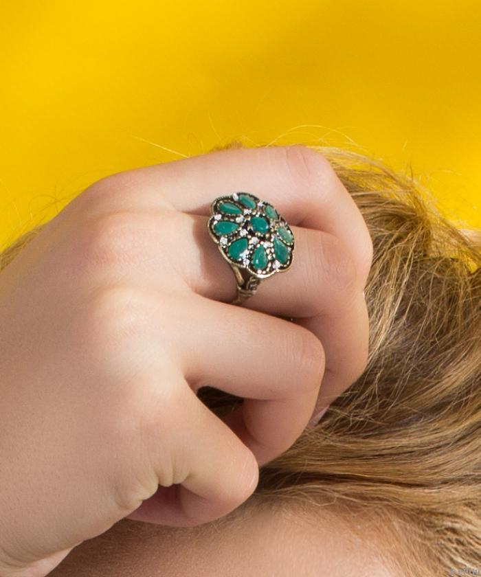 Inel floare verde, cu cristale şi metal auriu antichizat