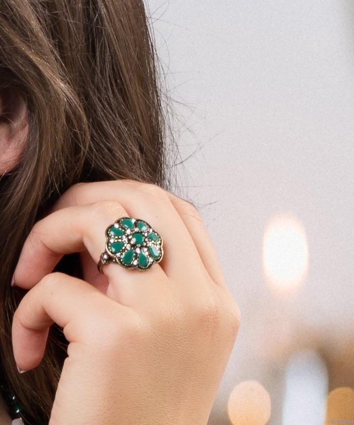 Inel floare verde, cu cristale şi metal auriu antichizat.