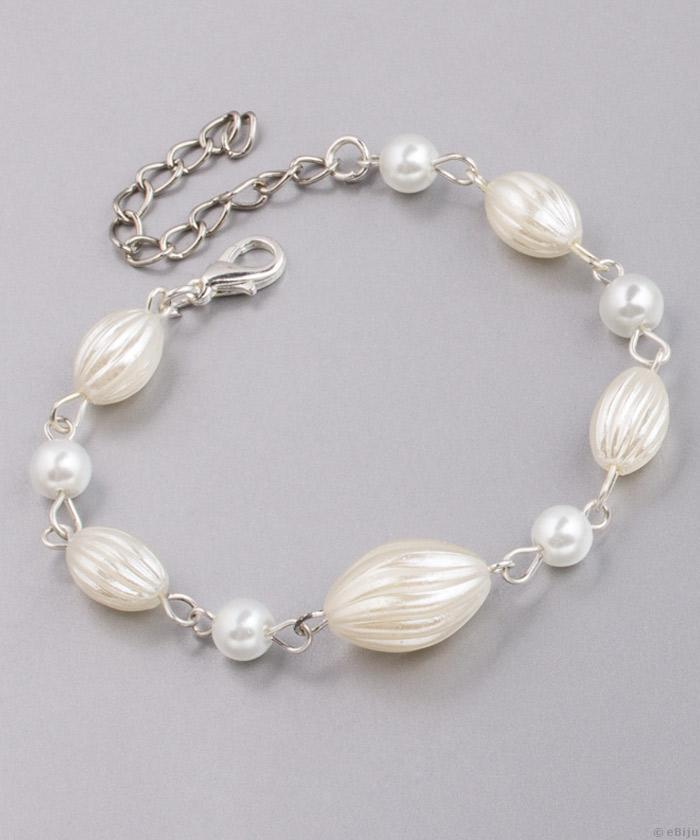 Brăţară din elemente sidefate şi perle albe