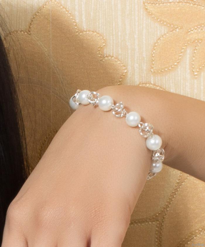 Brăţară din perle de sticlă albe, cu noduri metalice