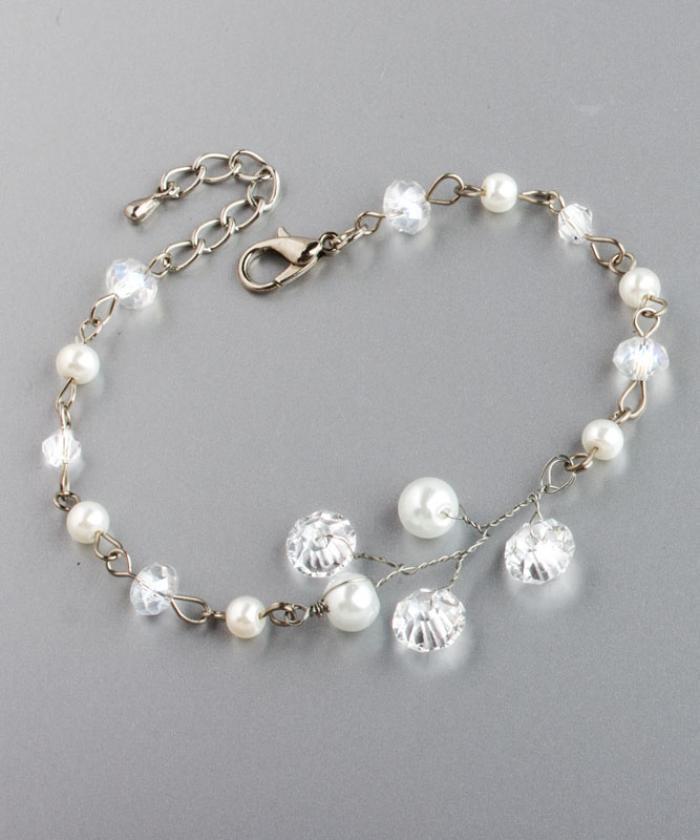 Brăţară din perle de sticlă albe şi cristale albe