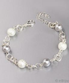 Brăţară din perle de sticlă albe şi gri deschis