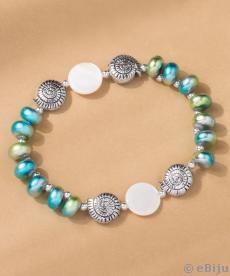 Brăţară din sidef alb, cu perle de sticlă verzi-albastre