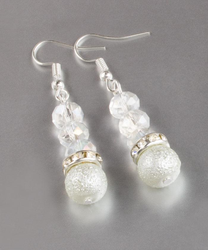 Cercei din perle de sticlă albe gofrate şi cristale