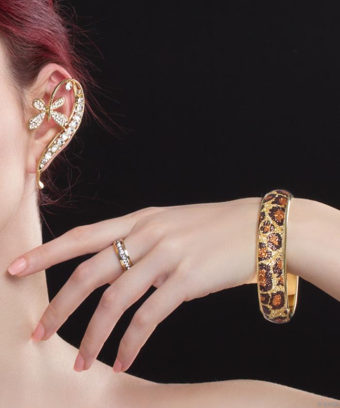 Cercei "ear cuff" aurii cu fluturaş