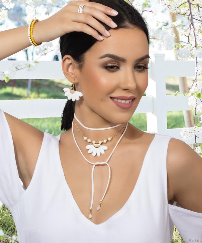 Choker alb, cu pandantiv floare si cristale alb opal