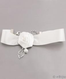 Choker din panglică de satin albă, cu trandafir şi frunze