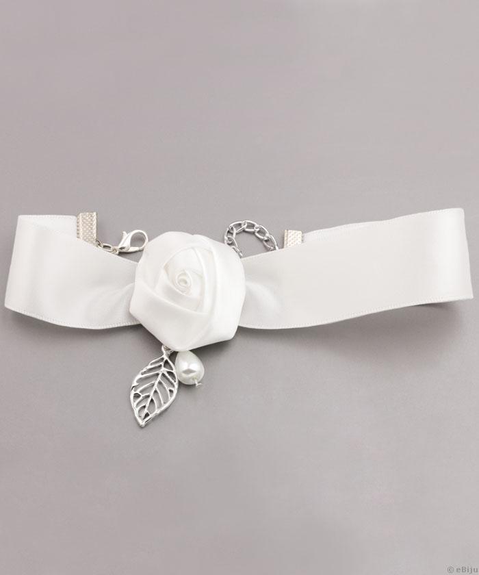 Choker din panglică de satin albă, cu trandafir şi frunze