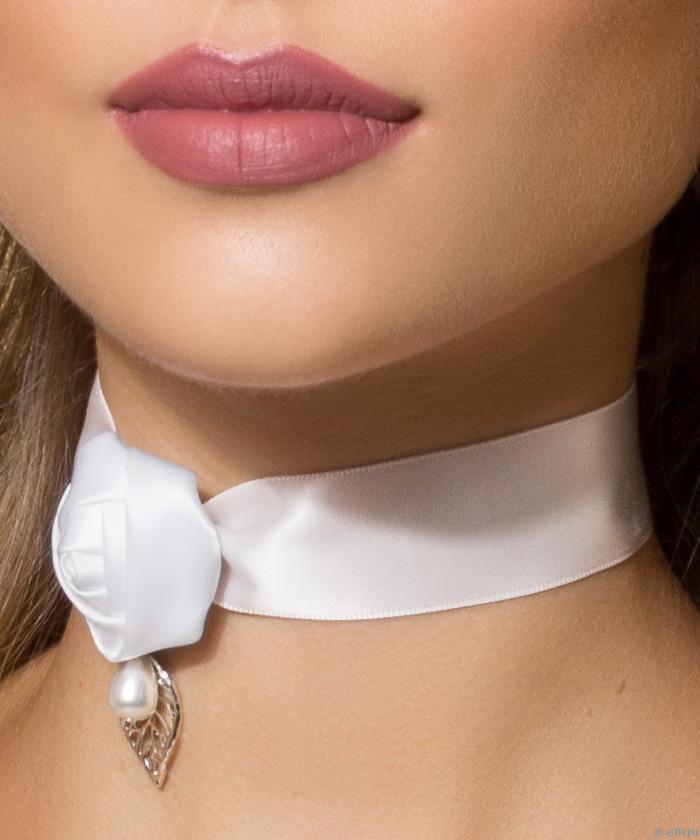 Choker din panglică de satin albă, cu trandafir şi frunze