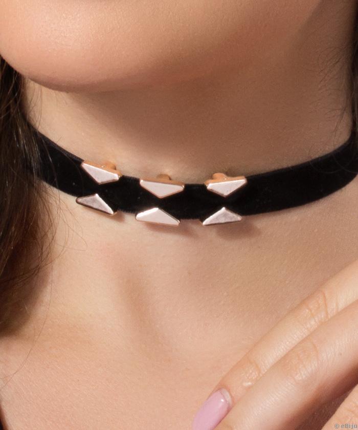 Choker negru cu elemente aurii