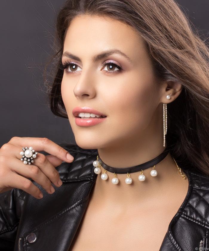 Choker negru cu perle de sticlă albe