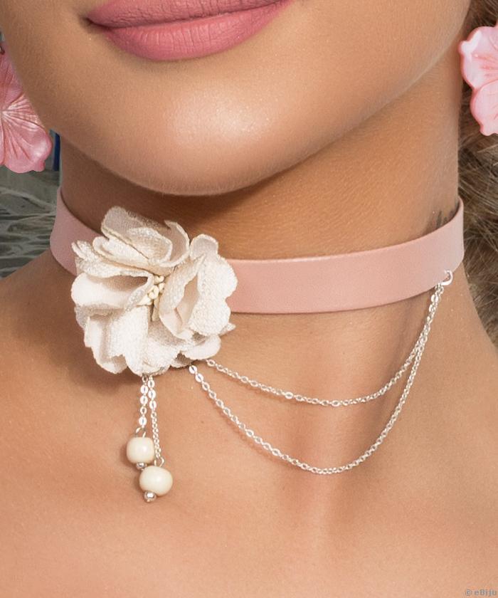 Choker roz pudra cu floare crem