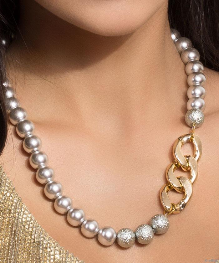 Colier asimetric din perle de sticlă