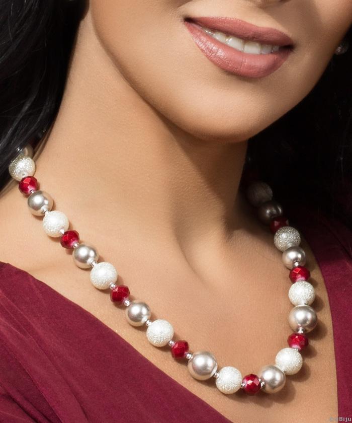 Colier cu perle de sticlă gri şi albe, cristale roşii