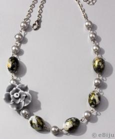 Colier cu trandafir fimo, perle de sticlă gri şi ovale, marmorate