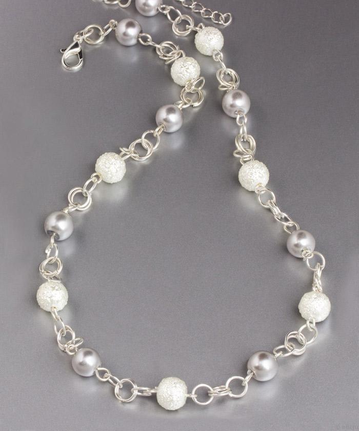 Colier din perle de sticlă albe şi gri deschis