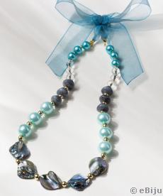 Colier din sidef albastru, cu perle şi organza