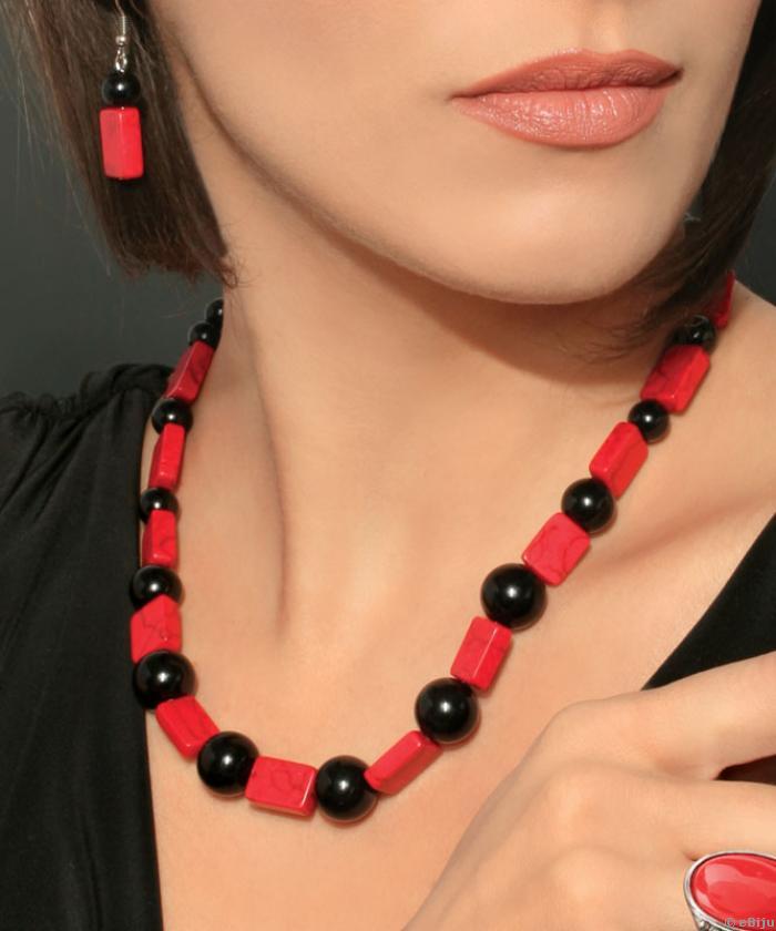 Colier howlite rosu cu perle negre de sticla