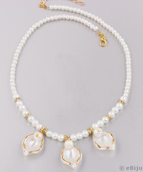 Colier perle albe cu petale alb-auriu