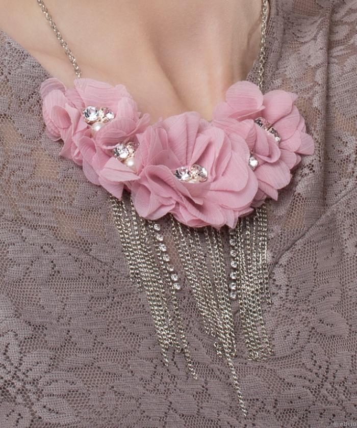 Defile Defeated pump Colier roz-pal cu flori din material textil si cristale albe