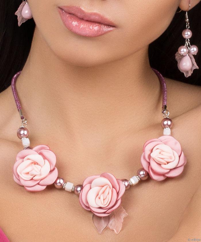 Colier trandafiri textili, cu perle de sticlă