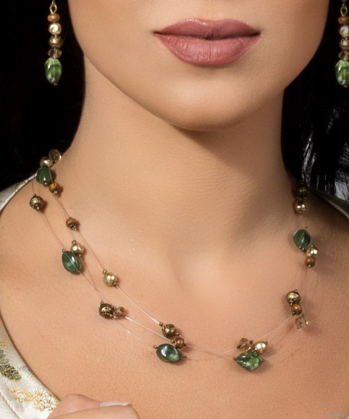 Colier triplu cu perle de sticlă bej-aurii, cristale şi mărgele din lemn