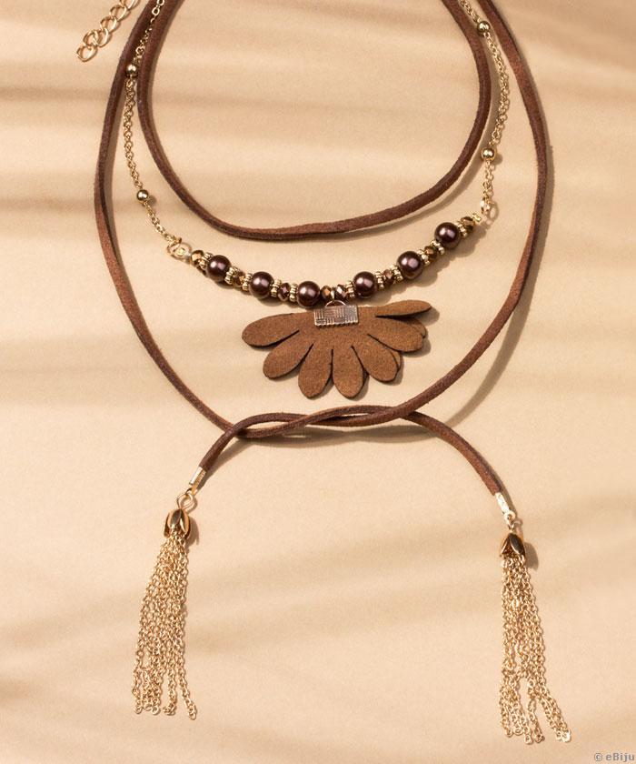 Colier triplu din suede maro, cu perle, floare  şi ciucuri din lanţuri