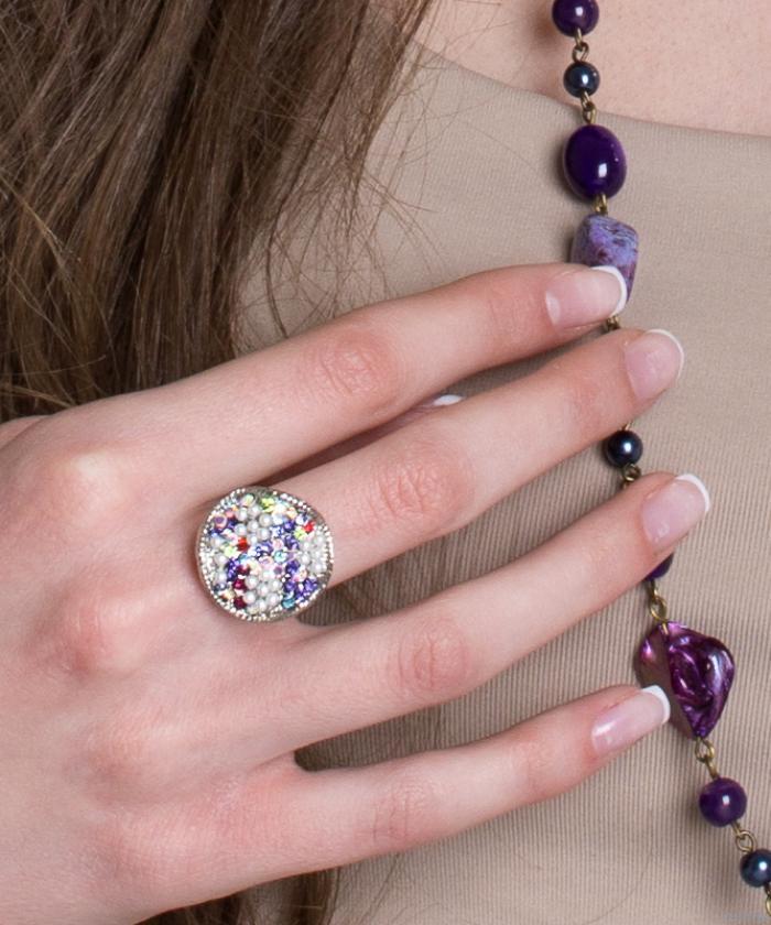 Inel cu perle şi cristale multicolore, în formă de bănuţ