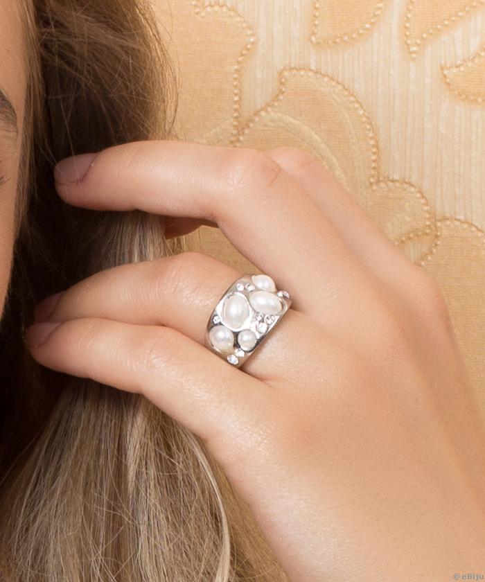 Inel din metal argintiu, cristale și perle albe