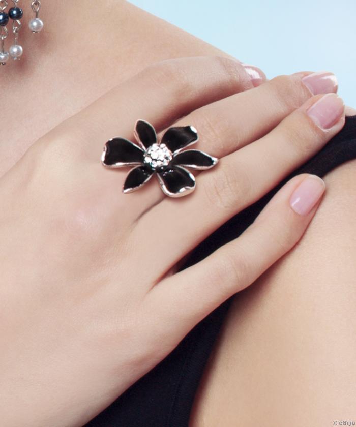 Inel floare neagr[ cu 6 petale, cristale albe şi metal argintiu