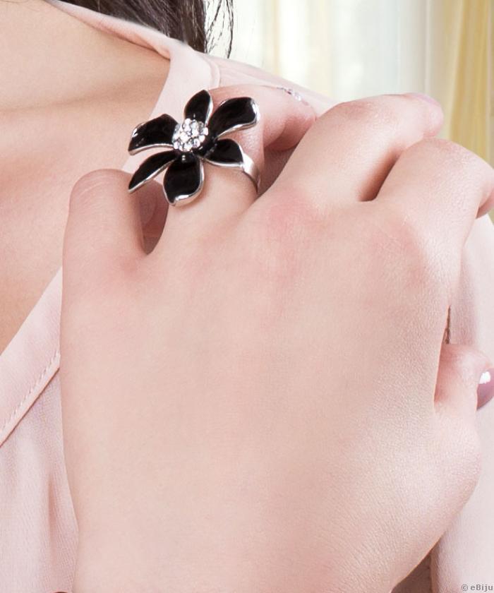Inel floare neagr[ cu 6 petale, cristale albe şi metal argintiu