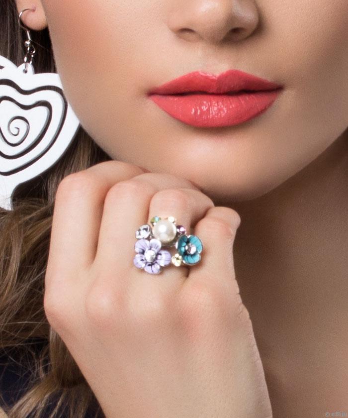 Inel flori cu perla de sticla si cristale multicolore (marime 18 mm)