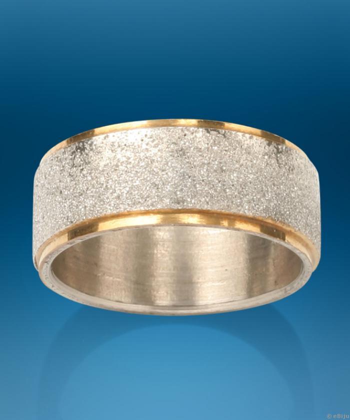 Inel unisex auriu cu dunga argintie (marime 18 mm).