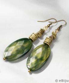 Zöld fülbevaló, fazettált akril aranyszínű gyöngyökkel és unakit kővel